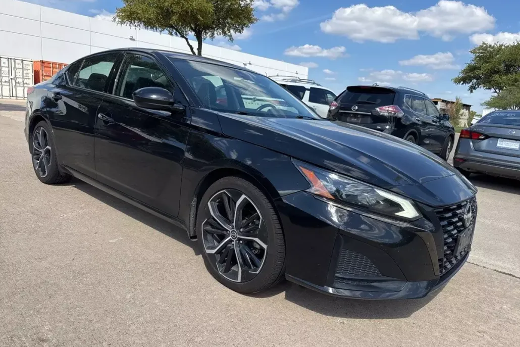 2023 Nissan Altima SR photo 1