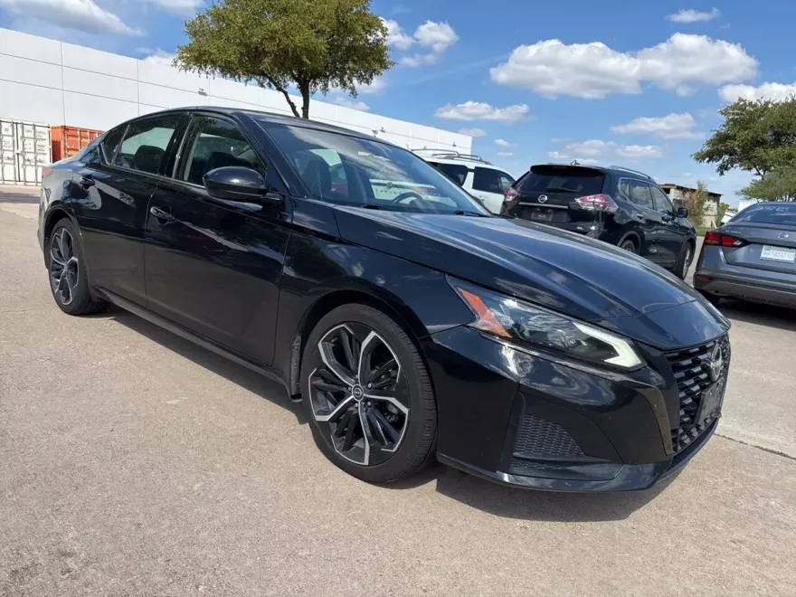 2023 Nissan Altima SR photo 1