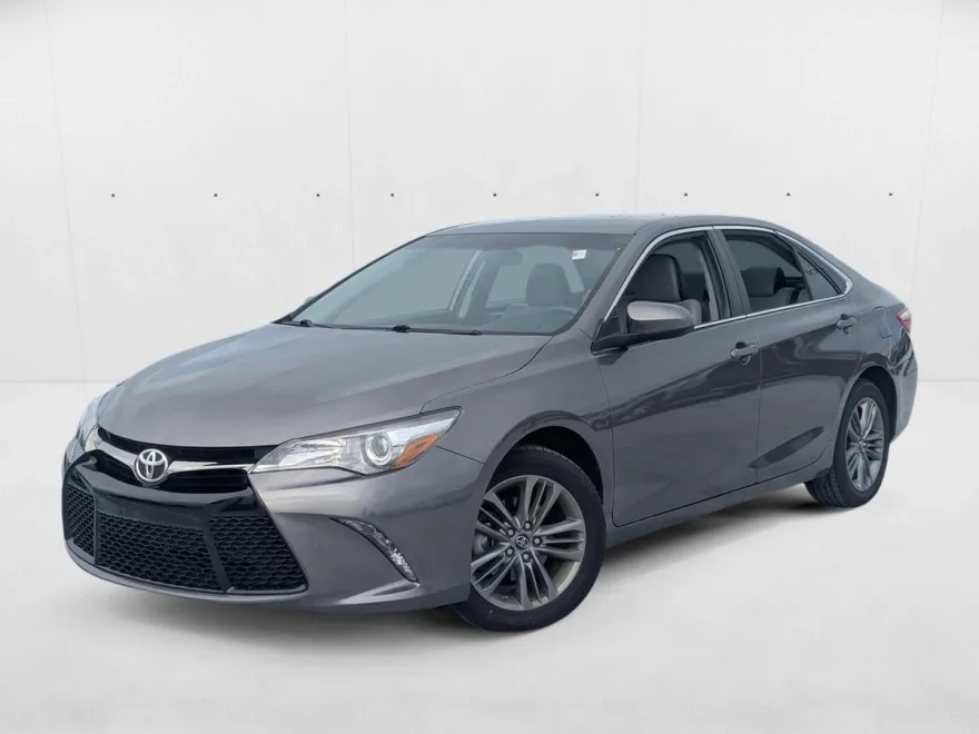 2017 Toyota Camry SE photo 1