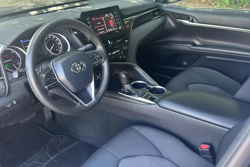 2021 Toyota Camry Hybrid LE photo 1