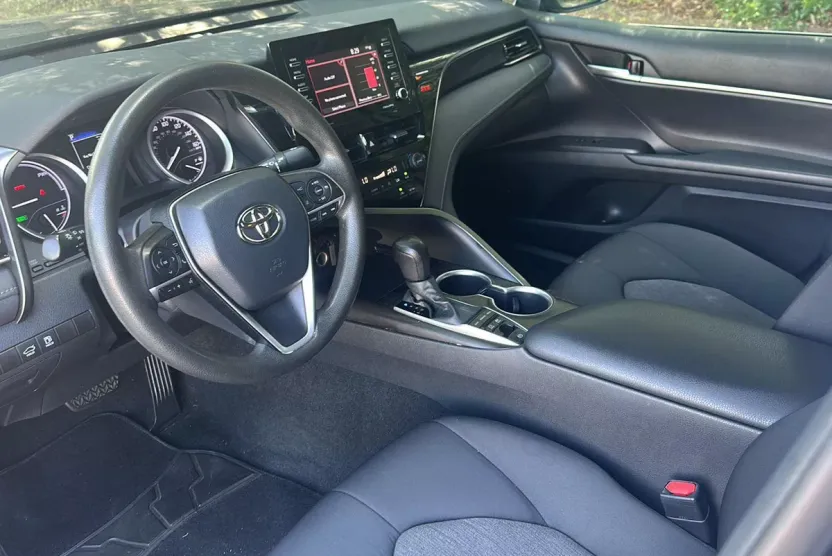 2021 Toyota Camry Hybrid LE photo 1