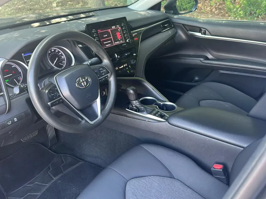 2021 Toyota Camry Hybrid LE photo 1