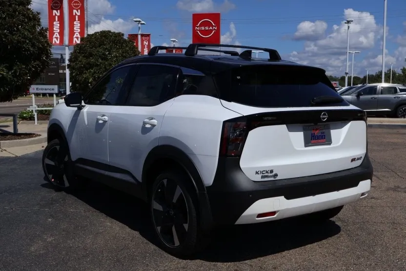 2026 Nissan Kicks SR photo 1