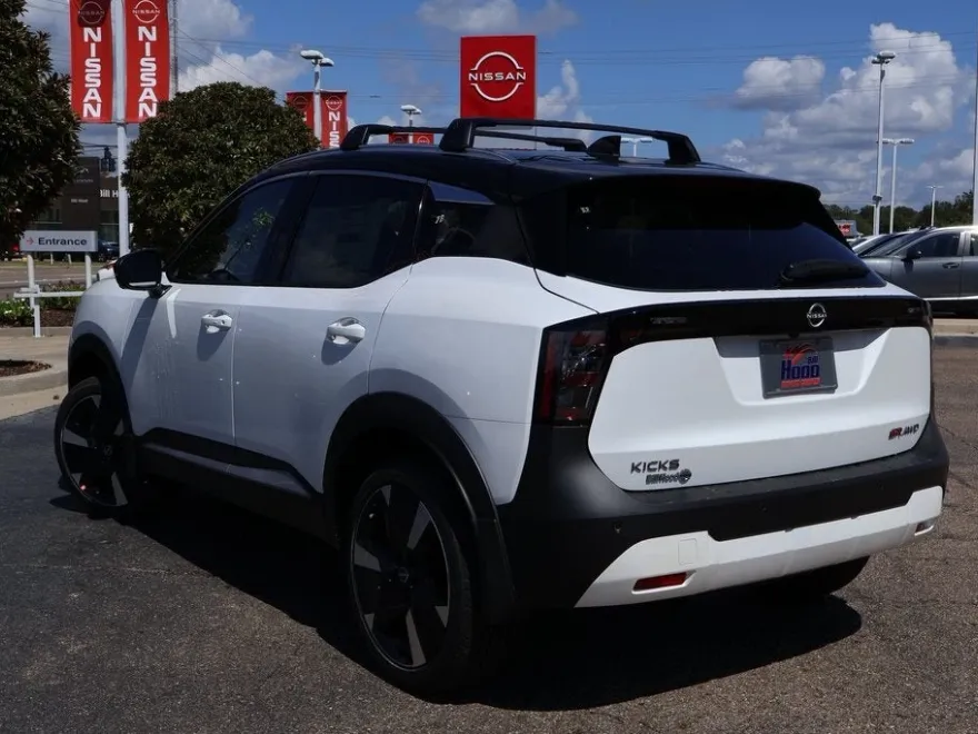 2026 Nissan Kicks SR photo 1