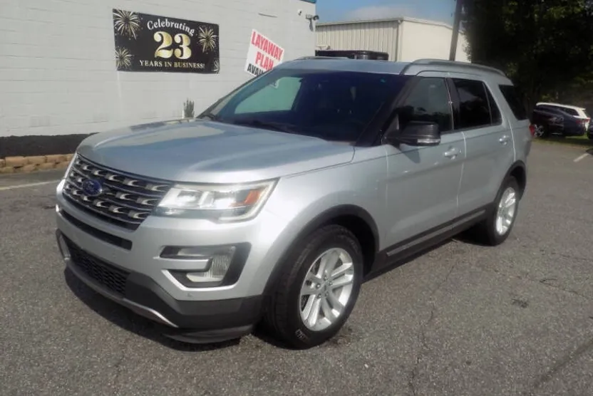 2017 Ford Explorer XLT photo 1