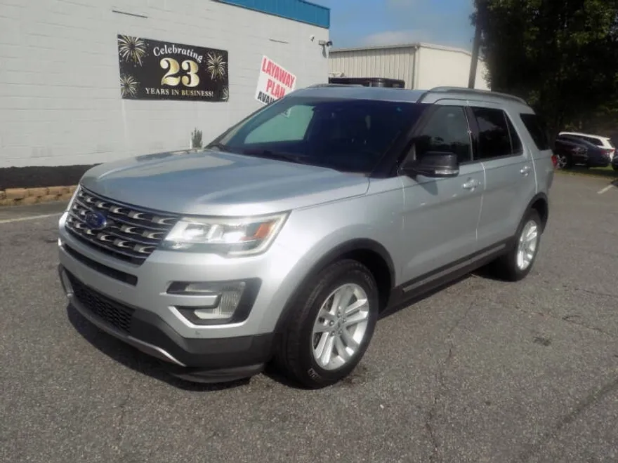 2017 Ford Explorer XLT photo 1