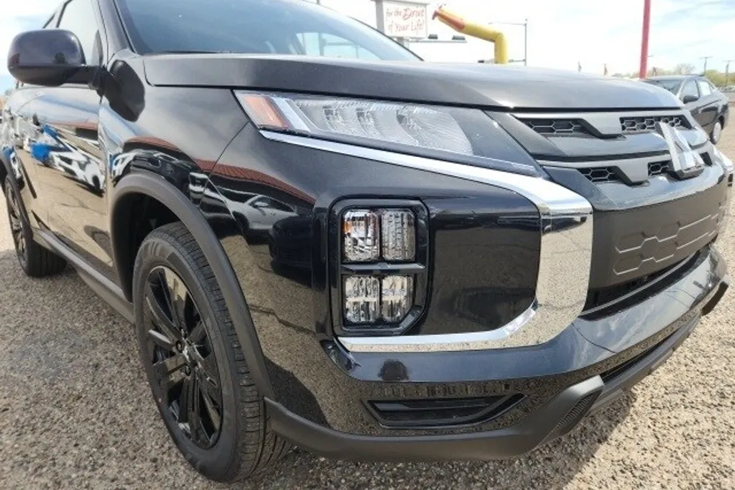 2025 Mitsubishi Outlander Sport LE photo 1
