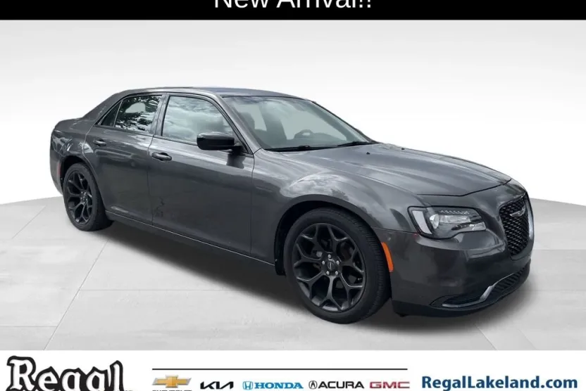 2019 Chrysler 300 Touring photo 1
