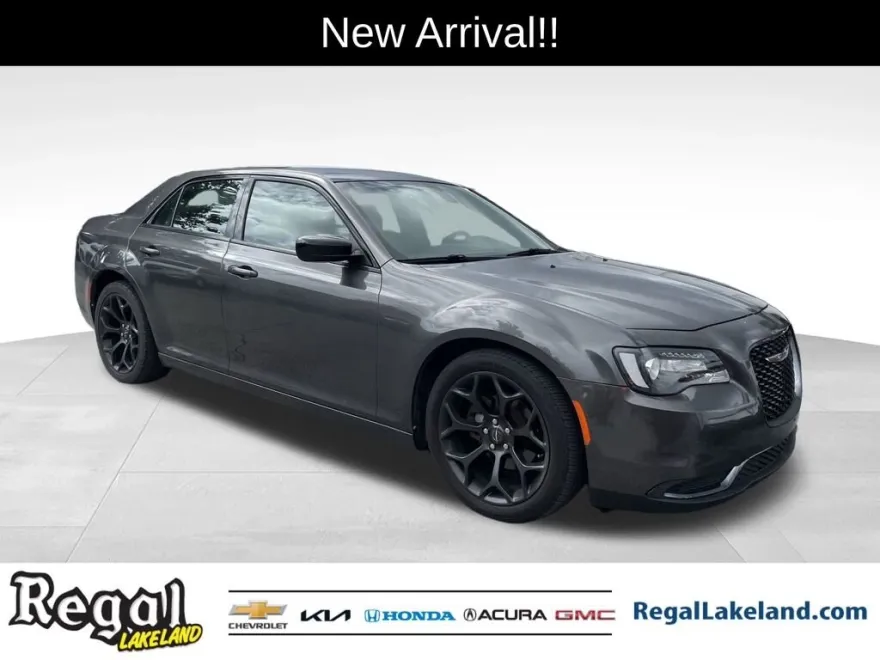 2019 Chrysler 300 Touring photo 1