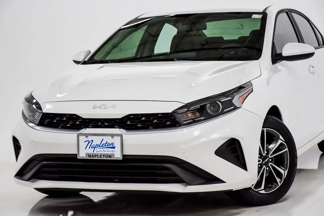 2023 Kia Forte LXS photo 1