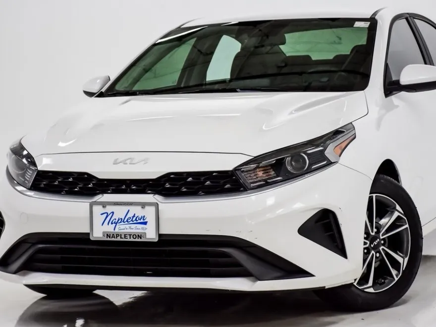 2023 Kia Forte LXS photo 1