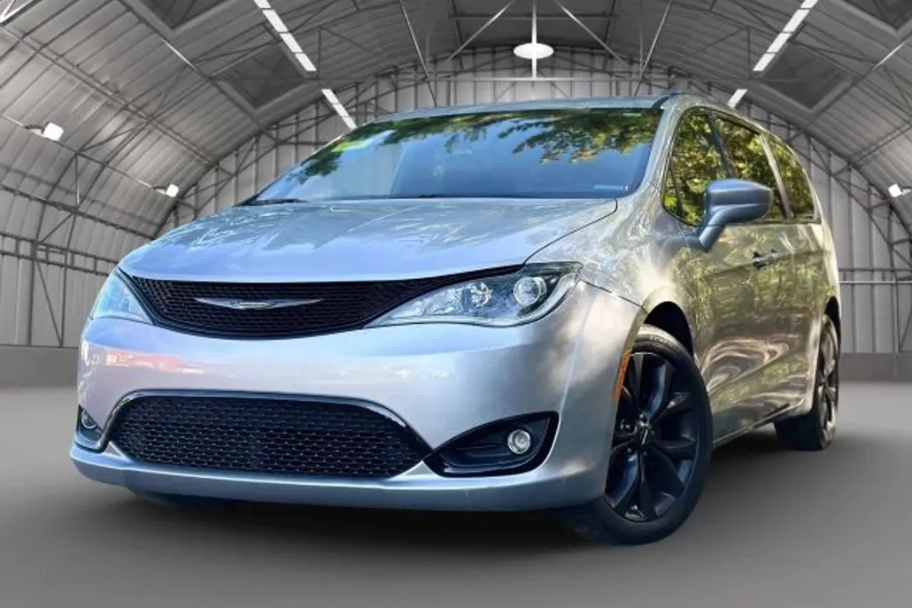 2018 Chrysler Pacifica Touring L photo 1