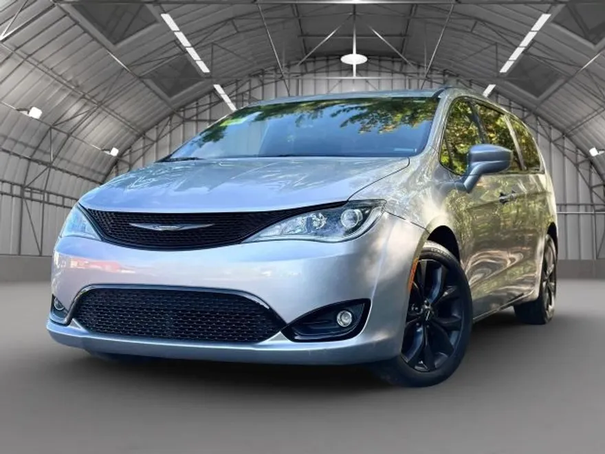 2018 Chrysler Pacifica Touring L photo 1