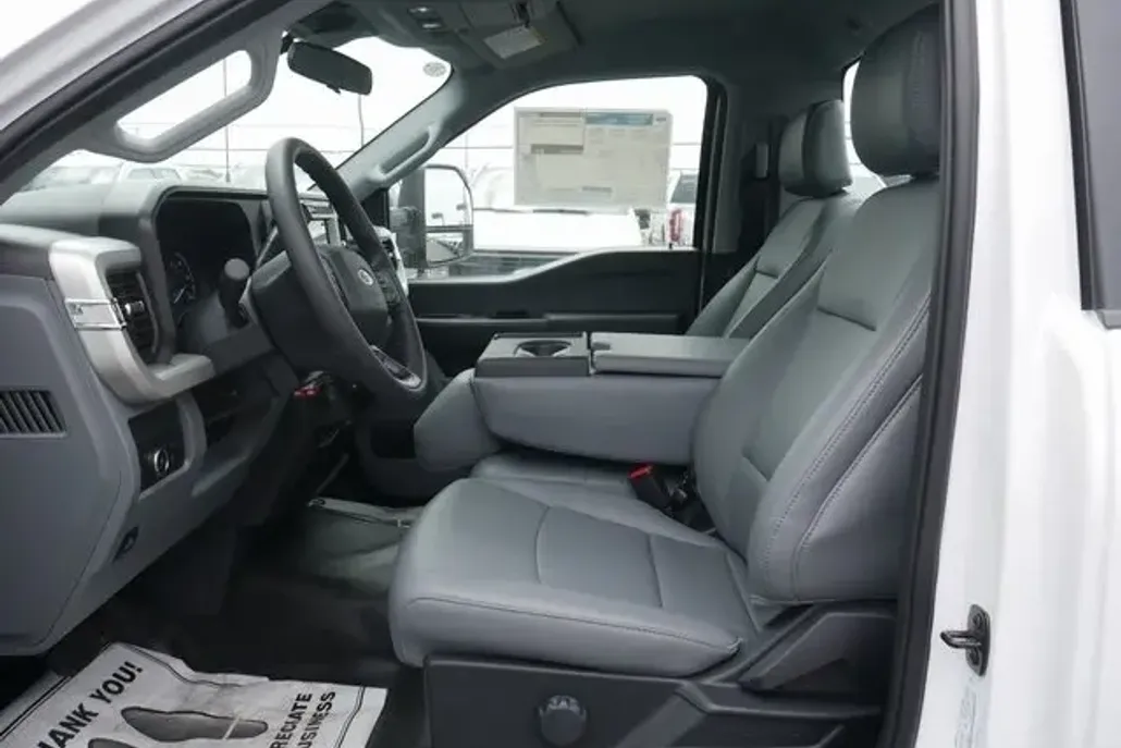 2025 Ford F-450 photo 1