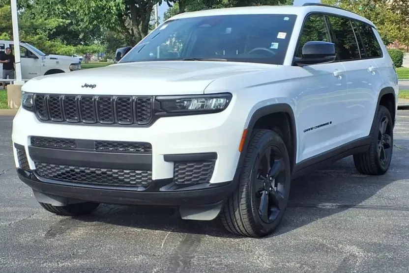 2023 Jeep Grand Cherokee Altitude photo 1