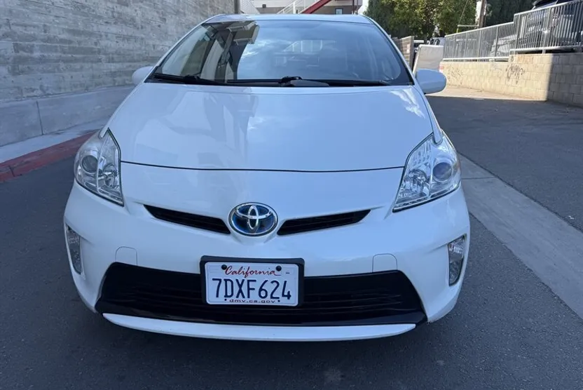 2014 Toyota Prius Three photo 1