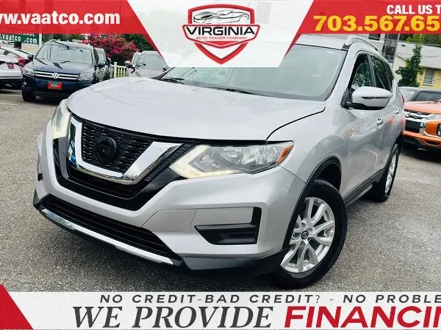 2017 Nissan Rogue SV photo 1
