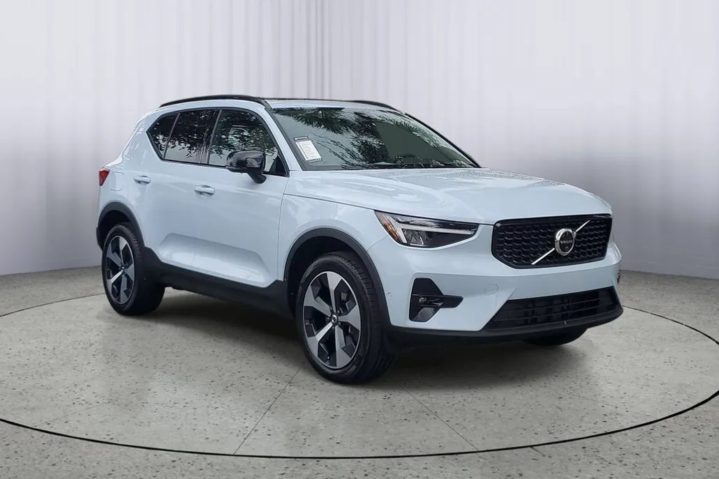 2026 Volvo XC40 Plus photo 1