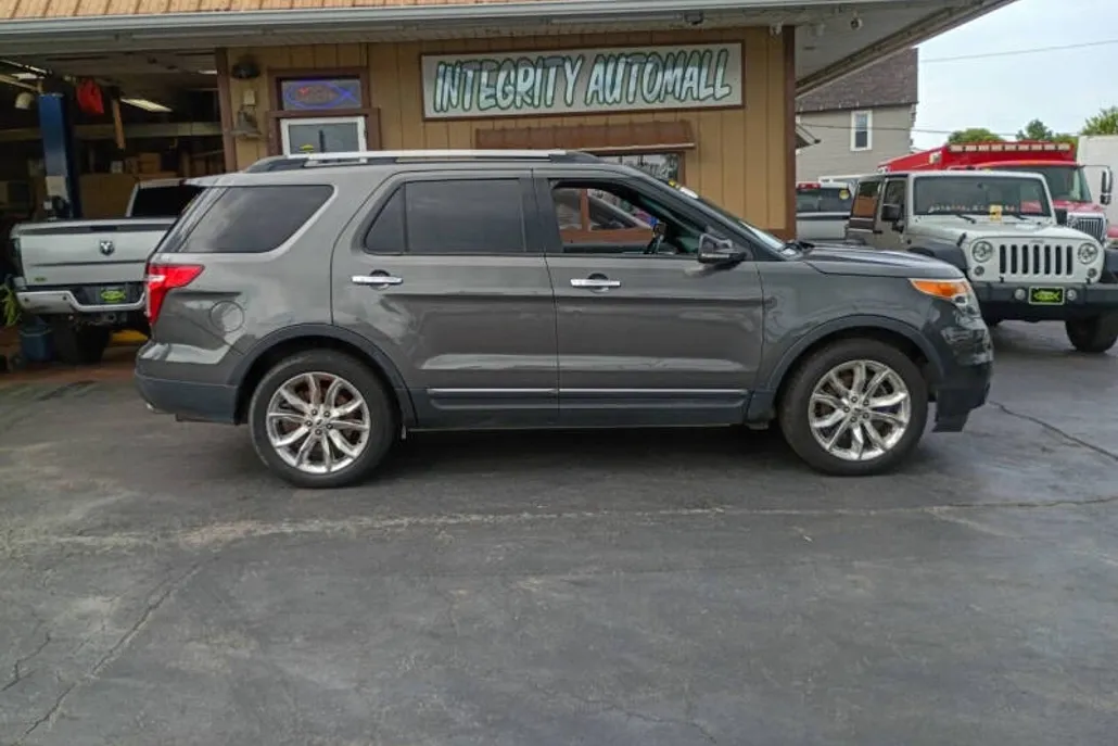 2015 Ford Explorer XLT photo 1