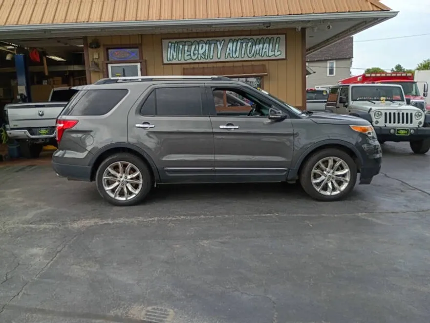2015 Ford Explorer XLT photo 1
