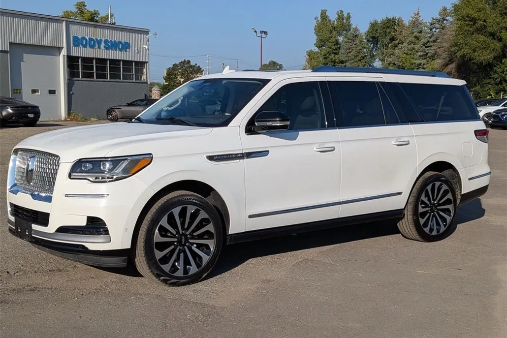 2023 Lincoln Navigator Reserve L photo 1