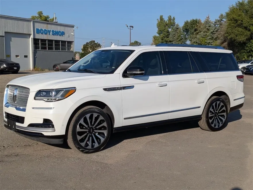 2023 Lincoln Navigator Reserve L photo 1