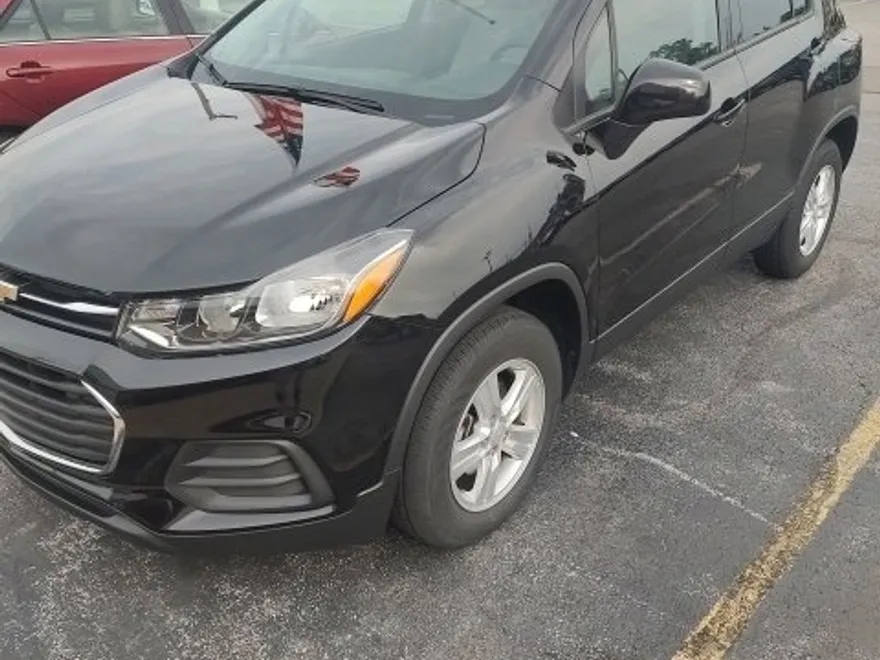 2022 Chevrolet Trax LS photo 1