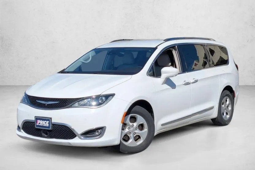 2017 Chrysler Pacifica Touring Plus photo 1