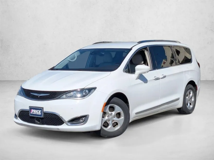 2017 Chrysler Pacifica Touring Plus photo 1
