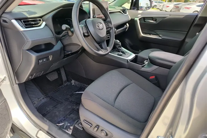2024 Toyota RAV4 Hybrid XLE photo 1