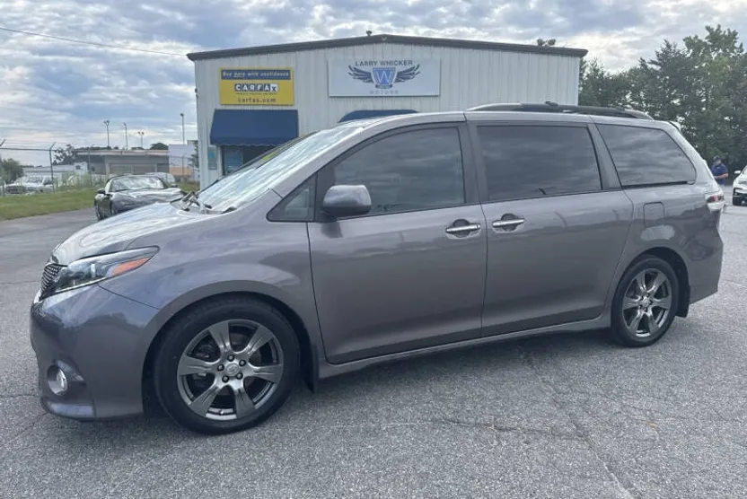2017 Toyota Sienna SE Premium photo 1
