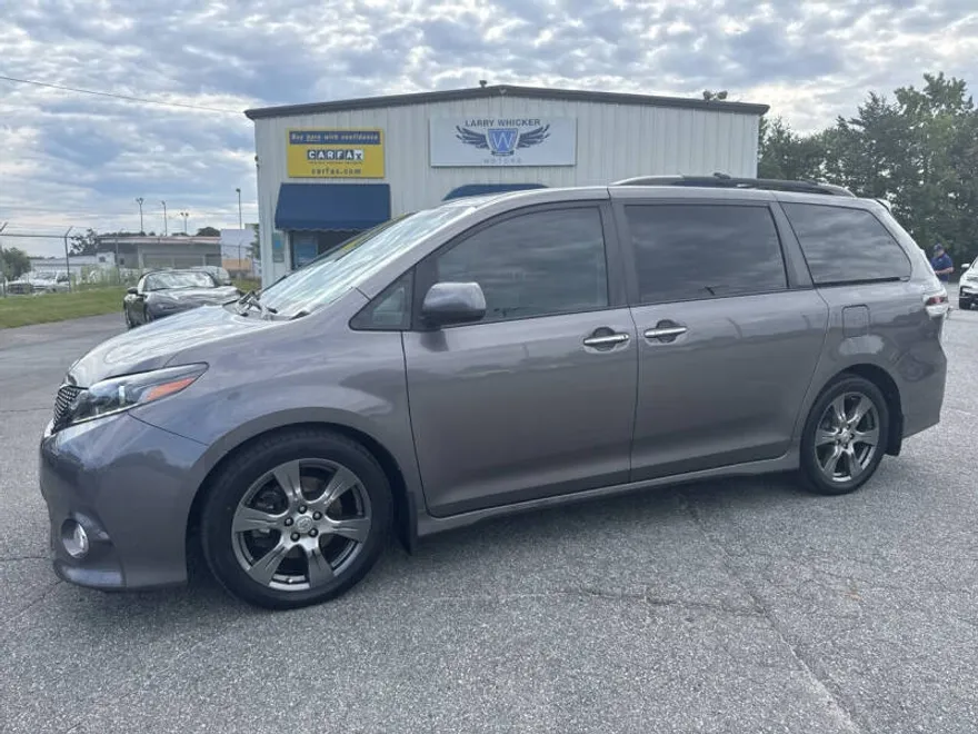 2017 Toyota Sienna SE Premium photo 1
