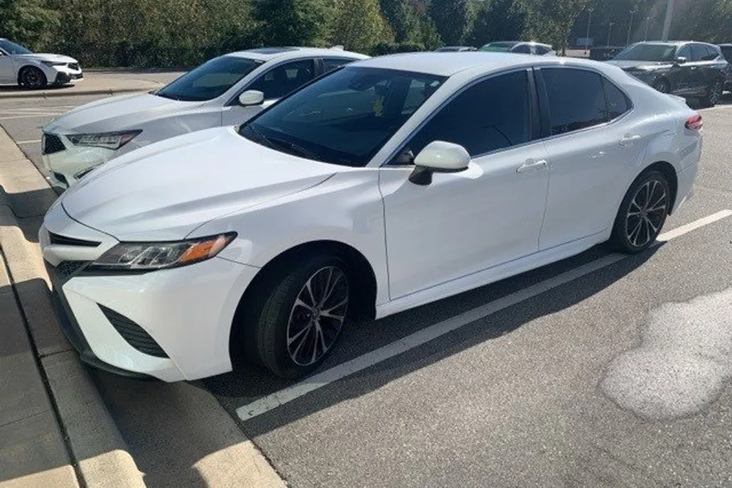 2020 Toyota Camry SE photo 1