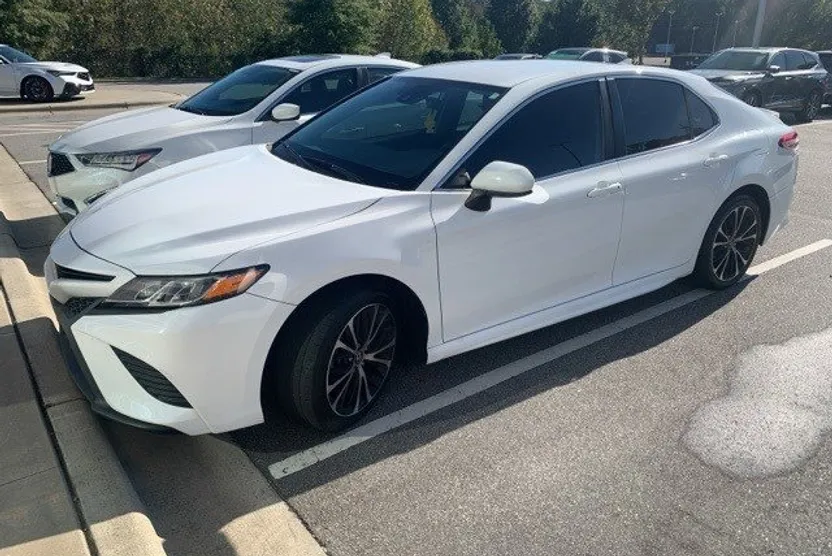 2020 Toyota Camry SE photo 1