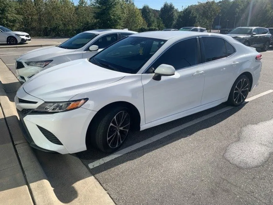 2020 Toyota Camry SE photo 1
