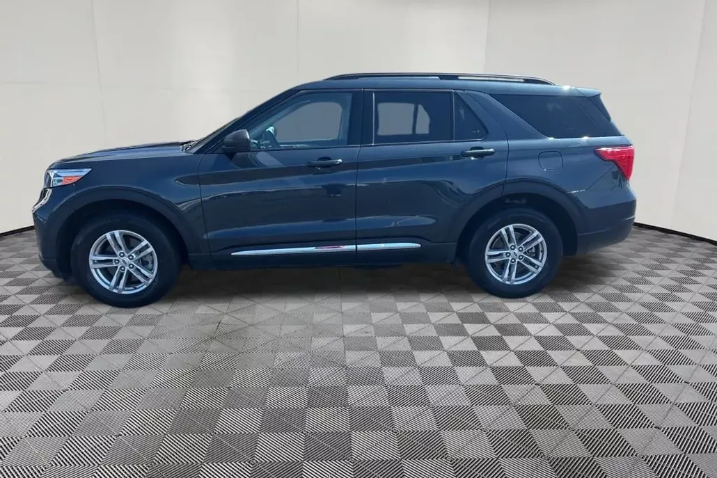 2023 Ford Explorer XLT photo 1