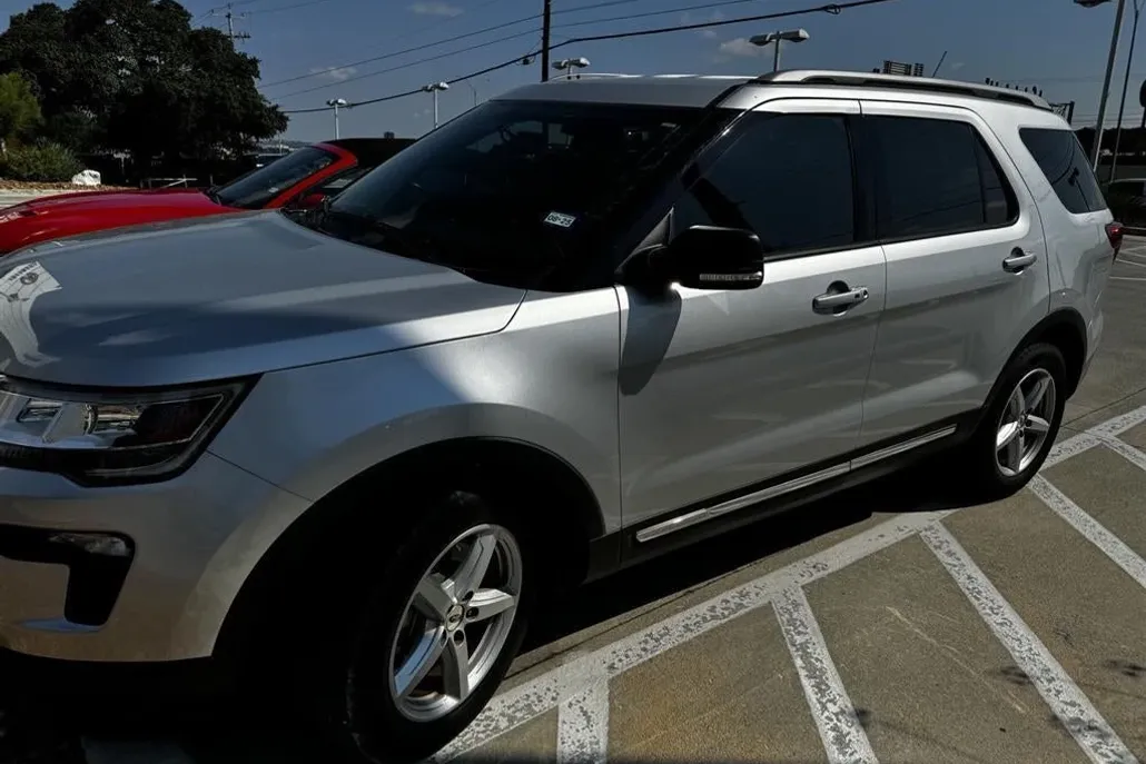 2019 Ford Explorer XLT photo 1