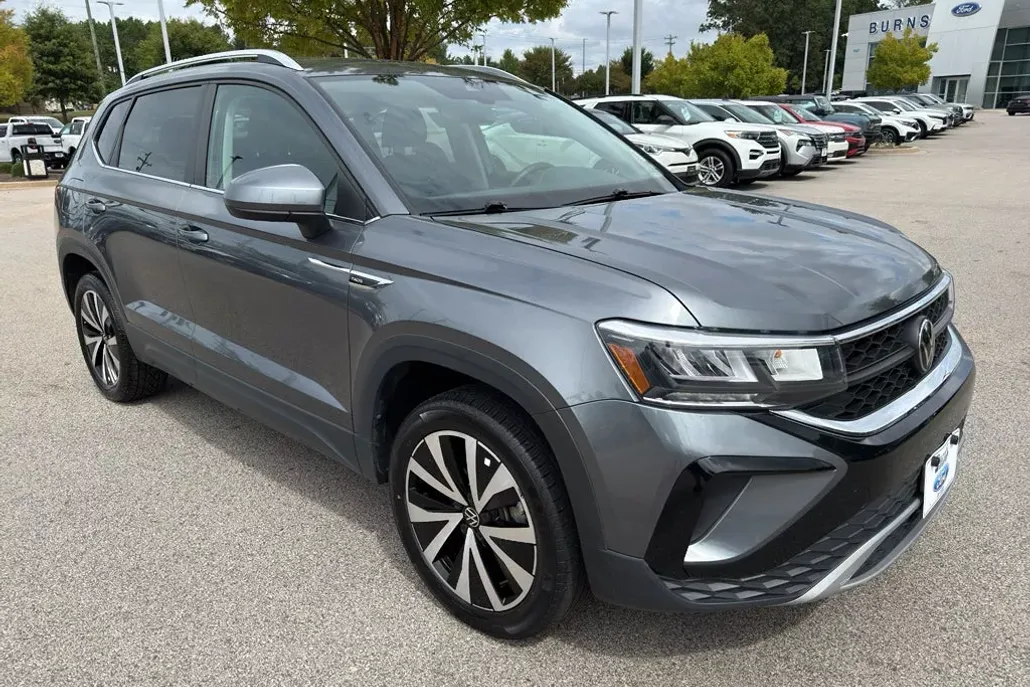 2024 Volkswagen Taos SE photo 1