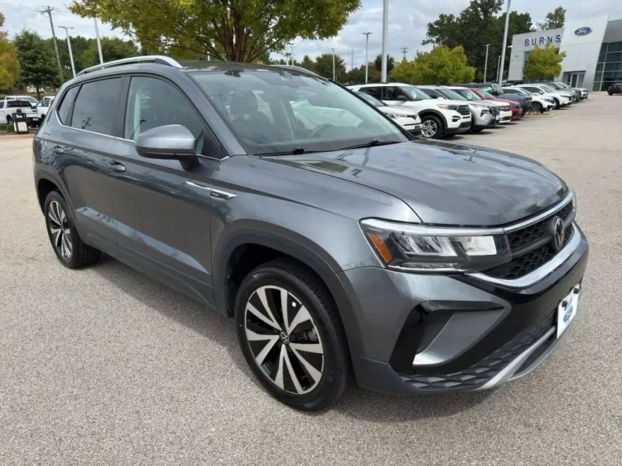 2024 Volkswagen Taos SE photo 1