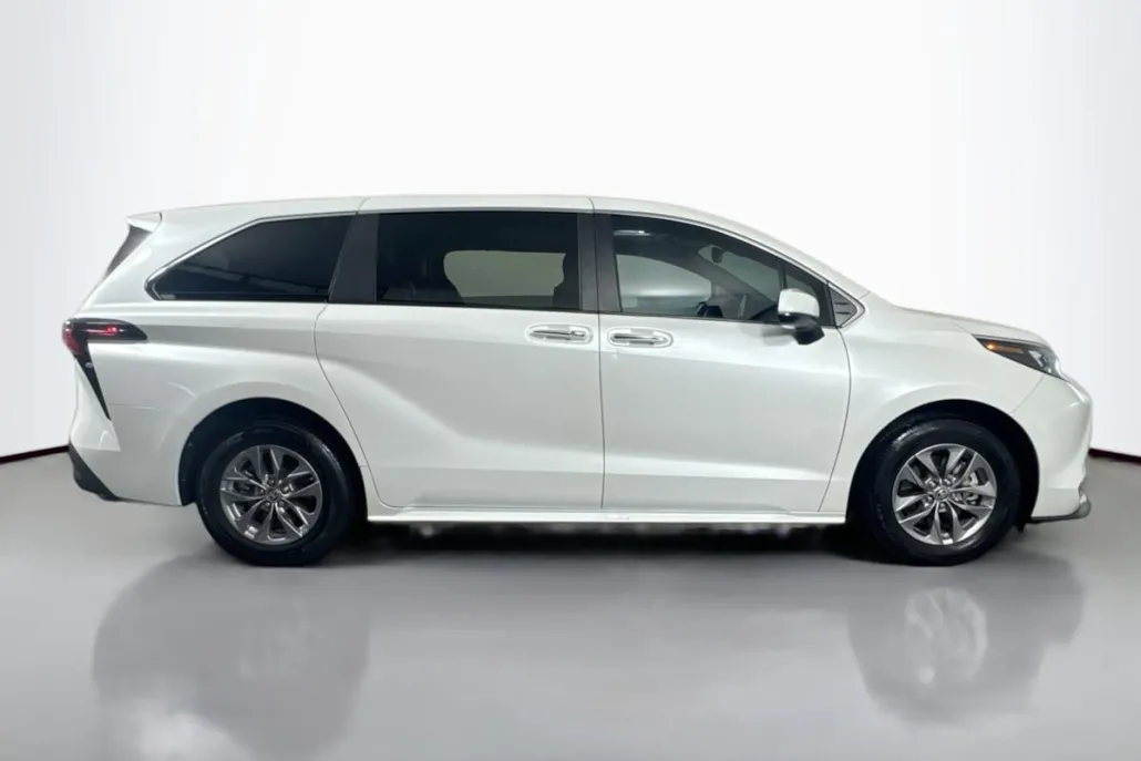 2024 Toyota Sienna XLE photo 1