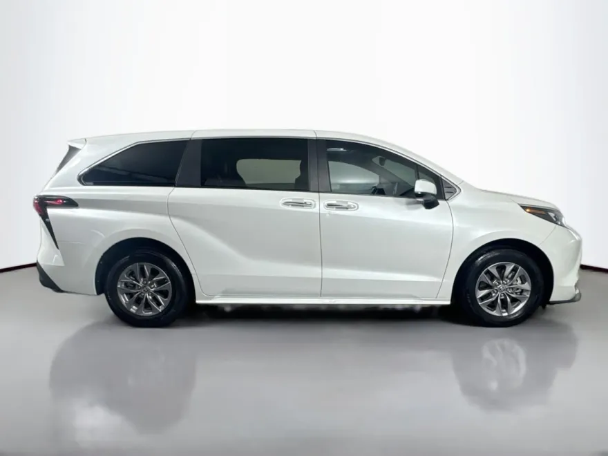 2024 Toyota Sienna XLE photo 1
