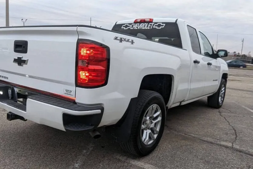 2017 Chevrolet Silverado 1500 Custom photo 1