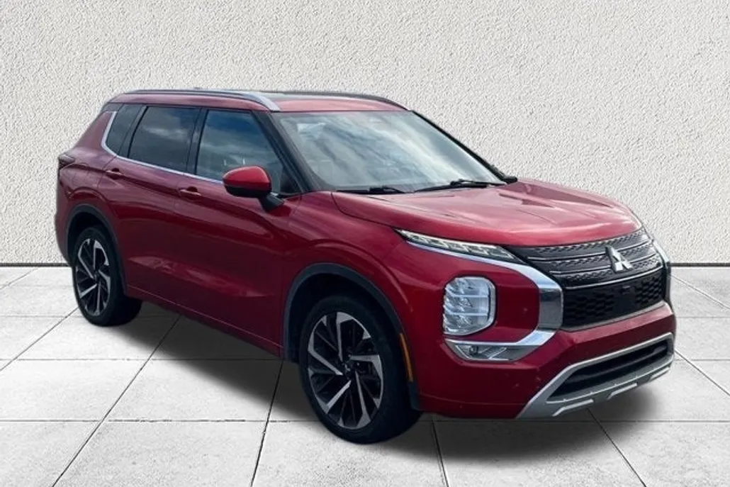 2022 Mitsubishi Outlander SEL photo 1