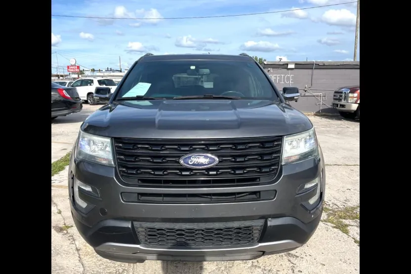 2017 Ford Explorer XLT photo 1