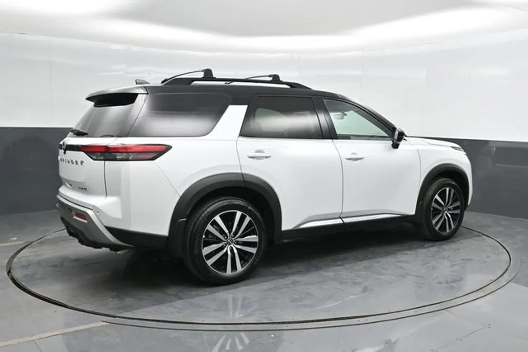 2025 Nissan Pathfinder Platinum photo 1