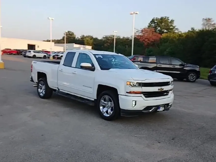 2018 Chevrolet Silverado 1500 LT photo 1
