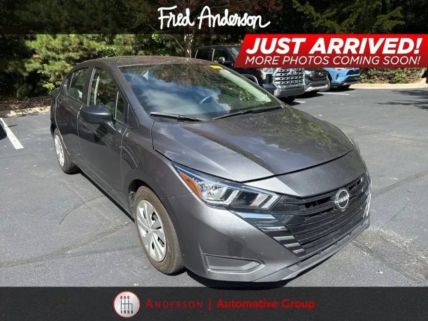 2023 Nissan Versa 1.6 S photo 1