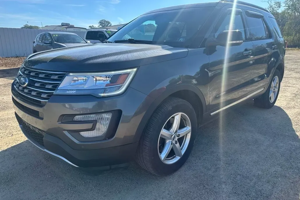 2017 Ford Explorer XLT photo 1