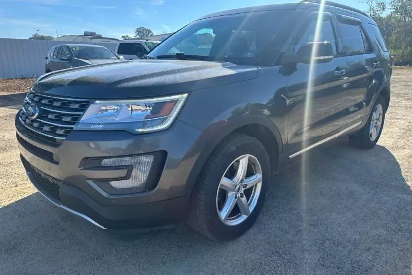 2017 Ford Explorer XLT photo 1