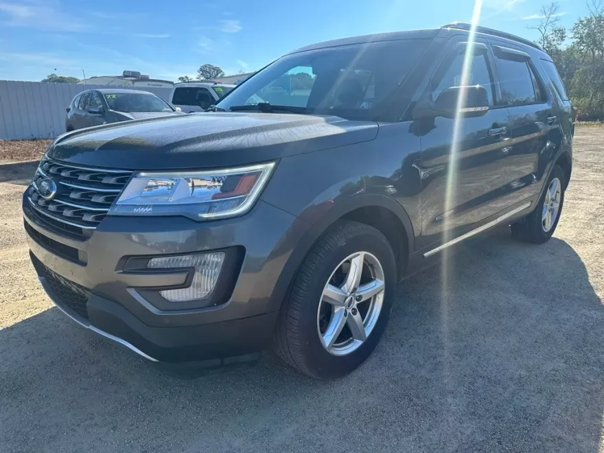 2017 Ford Explorer XLT photo 1